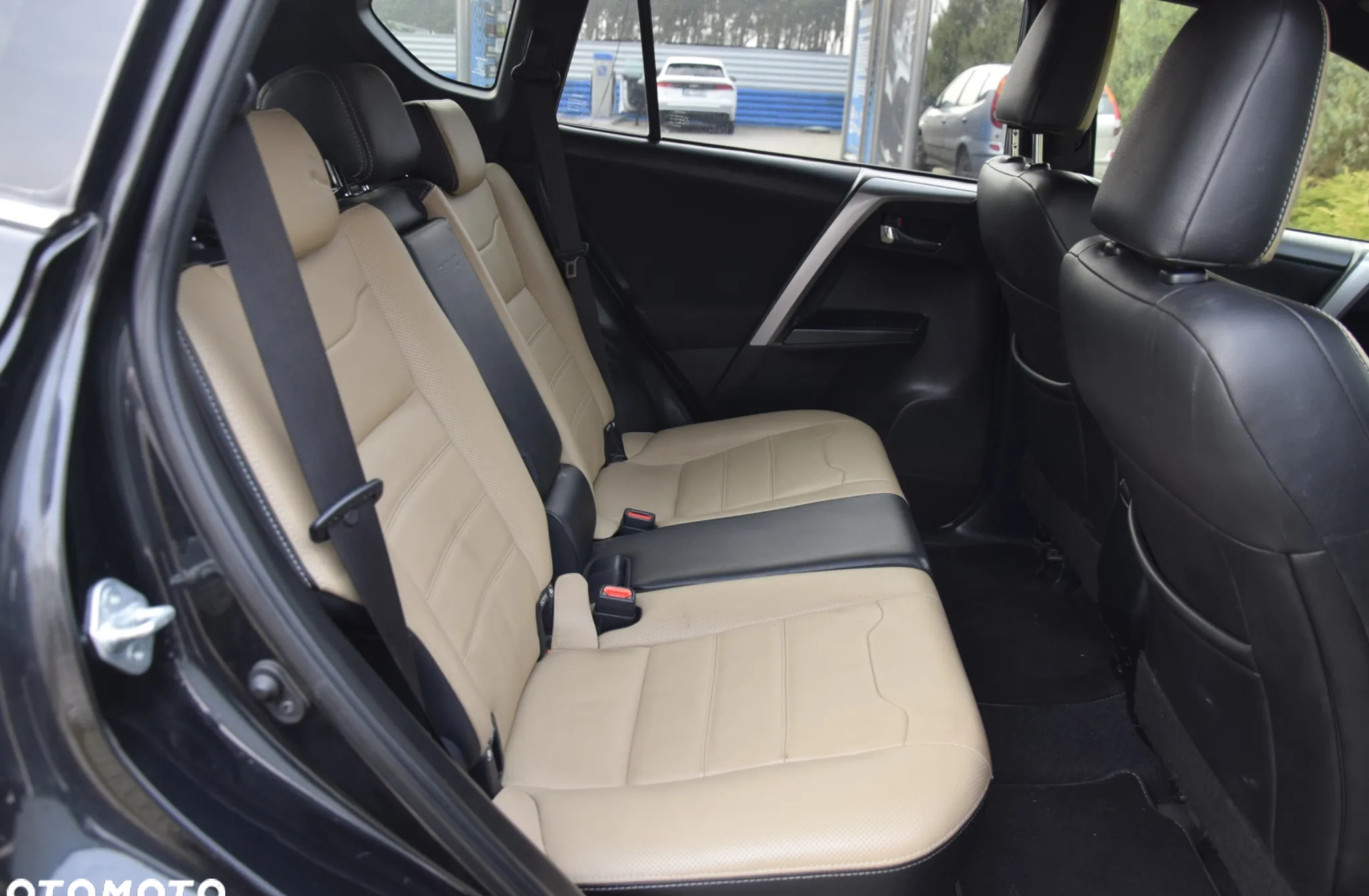 Toyota RAV4 cena 66800 przebieg: 328000, rok produkcji 2016 z Żuromin małe 326